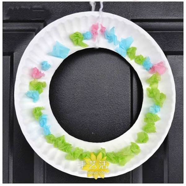 Simple Christmas paper plate handmade to make a cute Christmas wreath