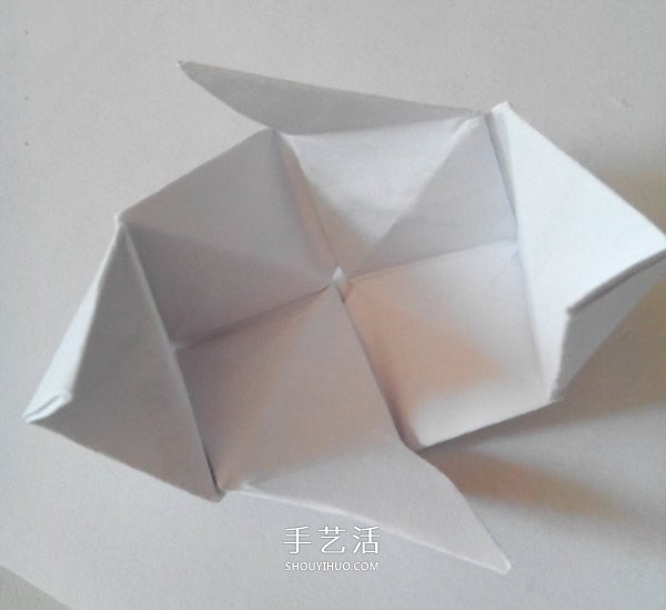 Illustration of folding a polyhedral cube, step-by-step diagram of origami cube