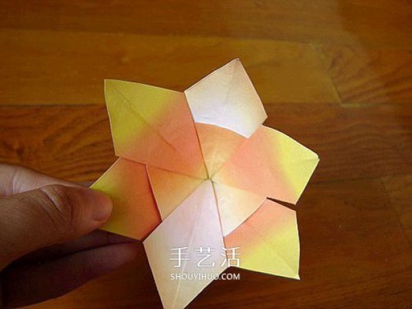 A piece of paper to fold a lily, a simple and beautiful lily origami