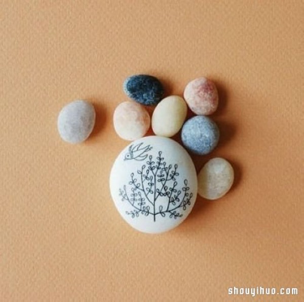 A set of beautiful handmade stone painted DIY will make you obsessed with stones from now on! 