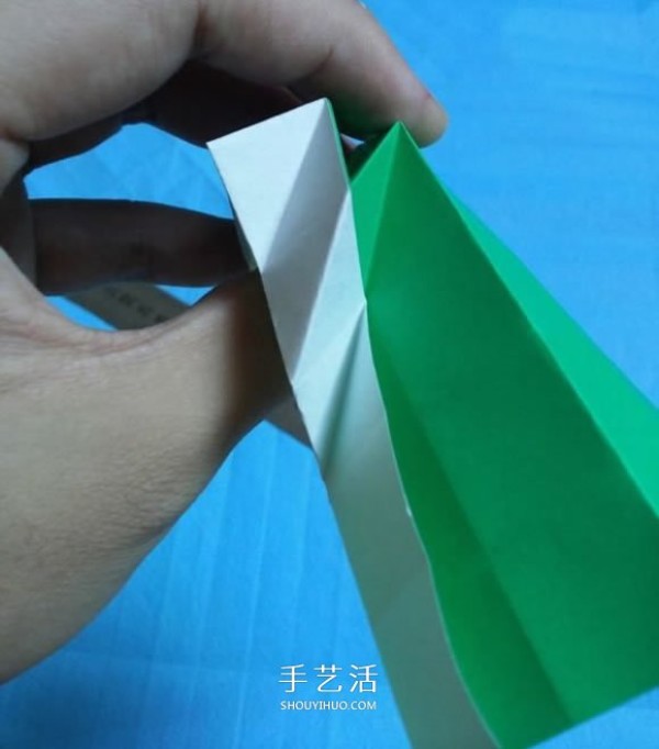 Step-by-step diagram of origami for a handmade kitten. Illustration of how to fold a cute kitten