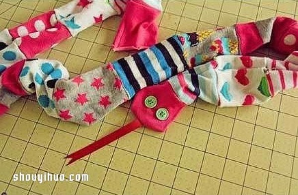 Use old socks to make dolls and DIY cute snake toys for children