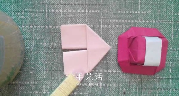 The origami method of a simple small hat, how to fold a brimmed hat with illustrations