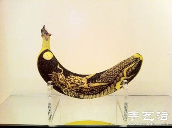 Creative DIY realistic patterns on banana peels