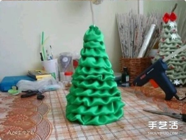 Illustrated tutorial on how to make a simple three-dimensional silk Christmas tree