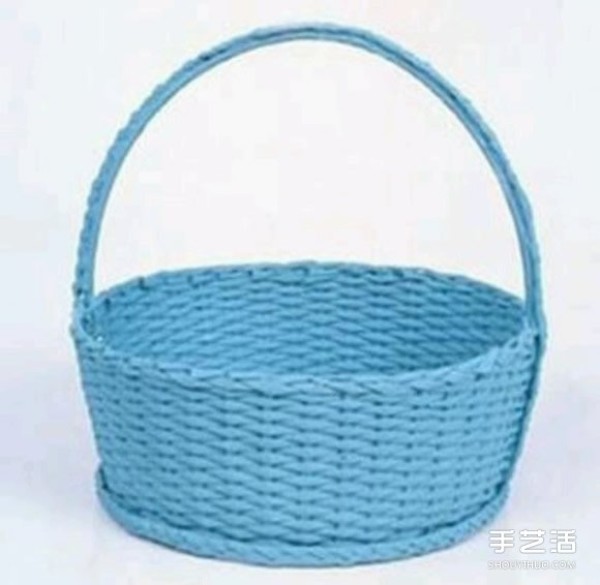 The old newspaper basket weaving method uses cardboard as the bottom of the basket