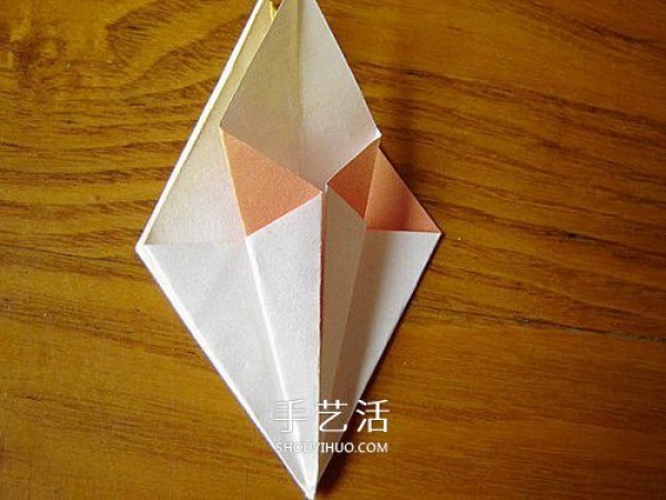 A piece of paper to fold a lily, a simple and beautiful lily origami