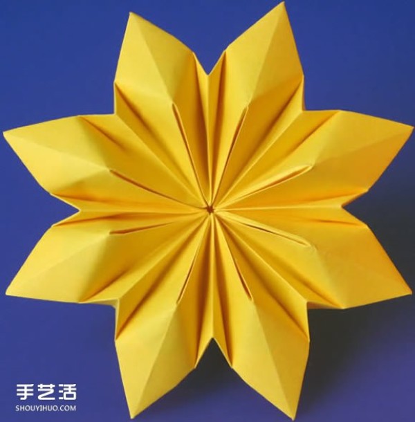 Three methods of origami with an eight-petaled flower, illustrated with a step-by-step diagram of the folding of an eight-petaled flower