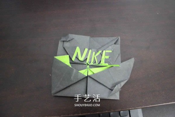 Illustrations of how to fold the NIKE logo using the origami method