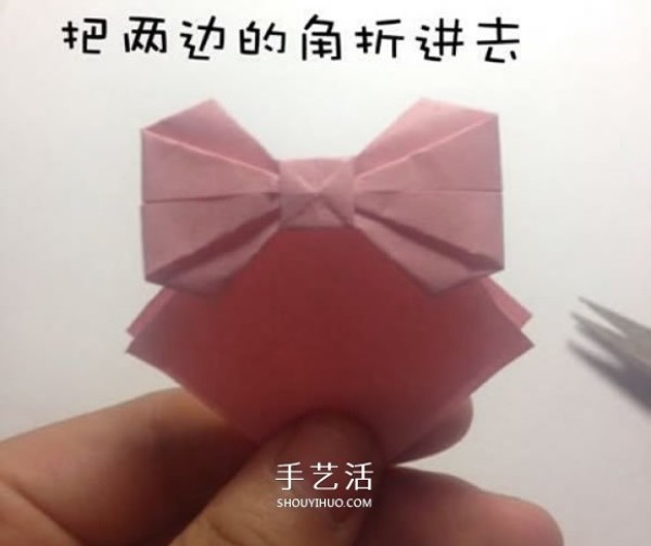 The steps of origami bow and the illustration of how to fold a simple bow