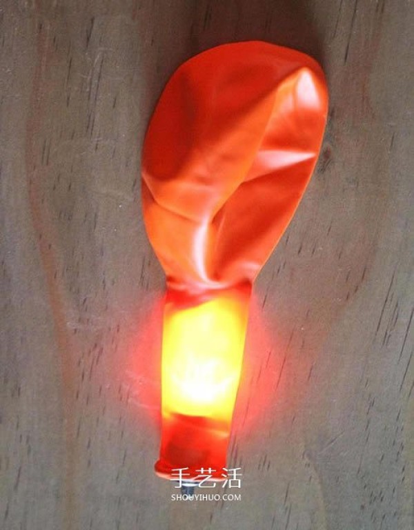 Simple and beautiful Halloween decoration using balloons to make pumpkin lantern hangings