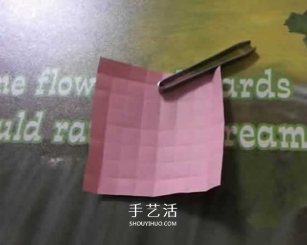 Tutorial on folding flowers on sticky notes with mini rose origami illustrations