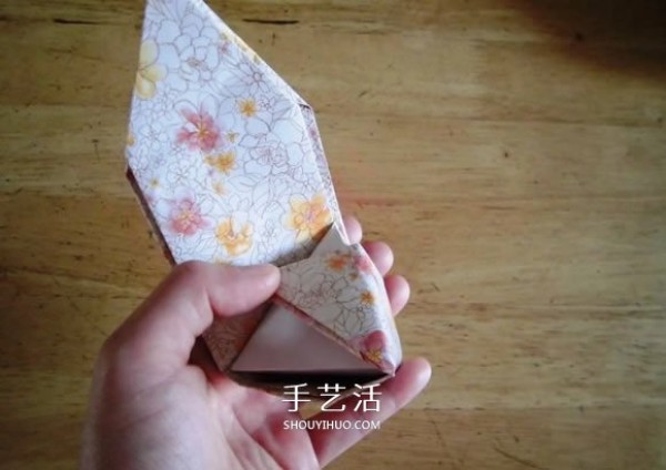 Detailed step-by-step diagram of the folding method of hand-made origami rice dumplings for the Dragon Boat Festival