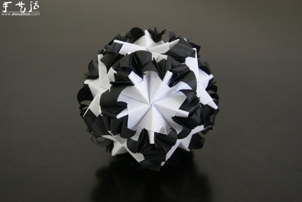 Appreciation of paper-colored love song in black and white with origami works