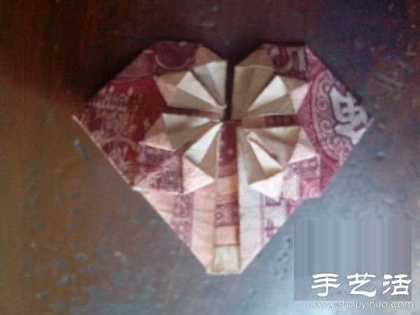 Illustrated tutorial on how to fold paper money