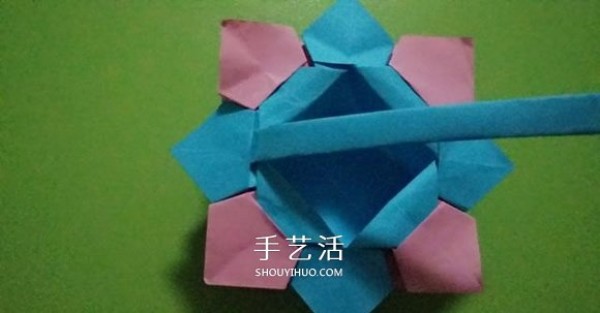 How to fold an octagonal flower basket and how to fold four origami flower baskets step by step" border="0" width ="580" height="303" src="https://img.111diy.com/timthumb.php?src=/d/file/20220112/t50ry3r5avt.jpg" /></p>
<p>Take out a piece of colored paper, fold it into a small stick shape, and insert it into the prepared petals. </p>
<p align="center"><img alt="Illustration of how to fold an octagonal flower basket. Step-by-step diagram of how to fold an octagonal flower basket."  alt=