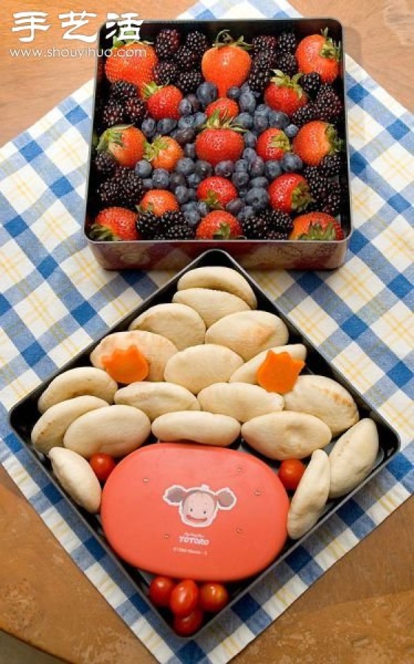 Super interesting bento plate with cartoon pattern