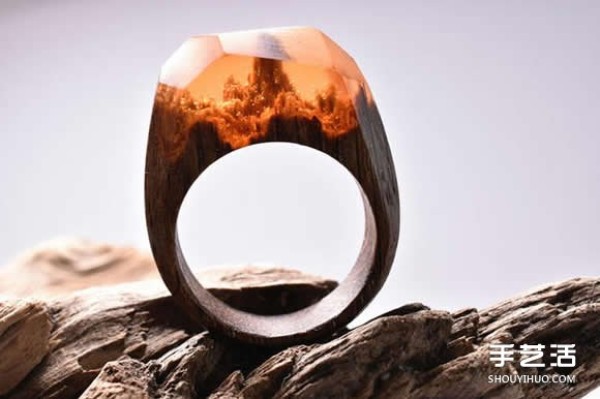 The handmade wooden ring hiding the mysterious and majestic scenery makes people unable to let their eyes leave