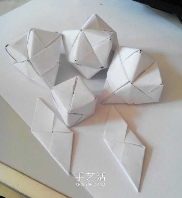 Illustration of folding a multi-faceted cube, step-by-step diagram of origami cube