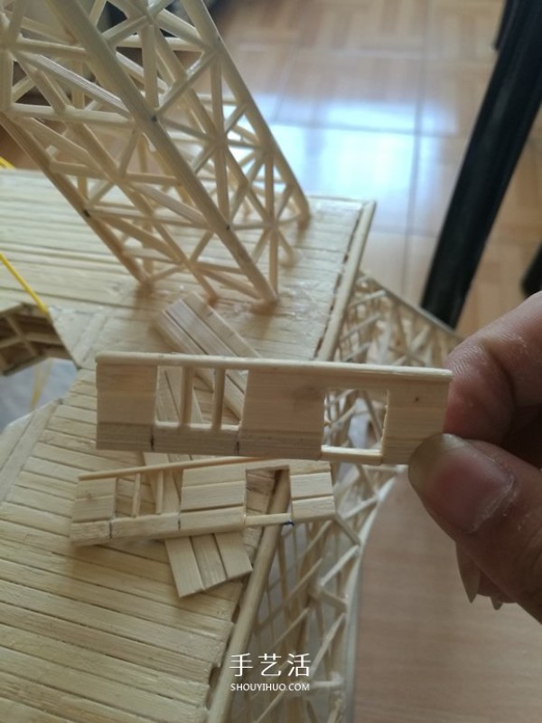 Detailed illustrated tutorial on hand-made Eiffel Tower model with bamboo sticks