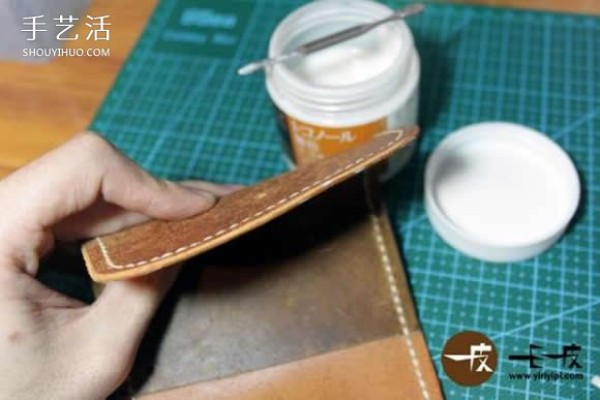 Handmade leather key bag making tutorial DIY key bag tutorial illustration