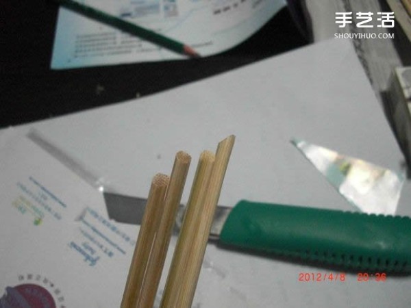 A detailed illustrated tutorial on making a model of the Eiffel Tower using chopsticks and bamboo skewers