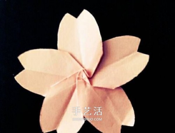 An illustration of a simple method of folding cherry blossoms. First cut the paper flowers and then fold the cherry blossoms