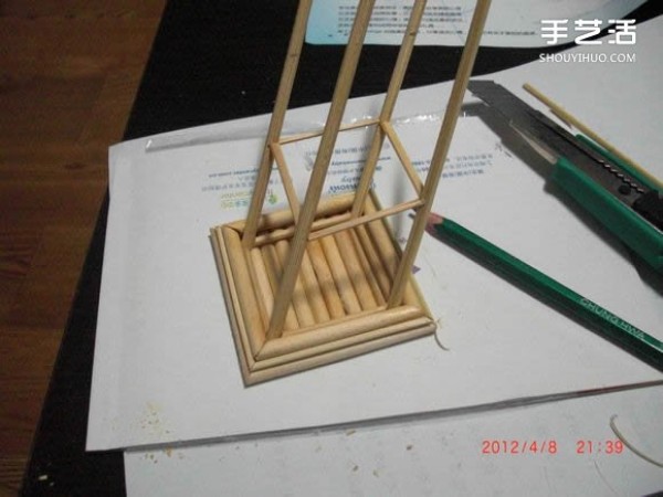 A detailed illustrated tutorial on making a model of the Eiffel Tower using chopsticks and bamboo skewers