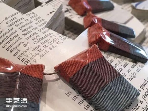 Jewelry made from old books and newspapers has the flavor of time~