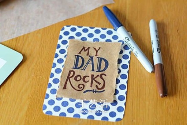 How to transform a homemade Fathers Day gift photo frame into a photo frame using stones