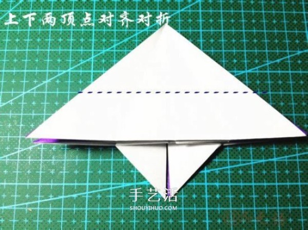 Illustration of how to fold a three-dimensional car, how to fold a hand-made origami car