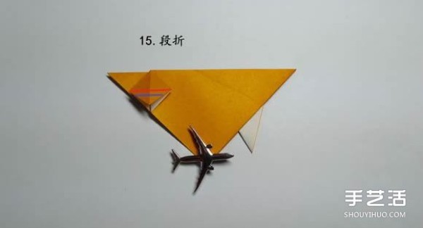 Illustration of folding method of origami piranha, step-by-step diagram of folding piranha by hand