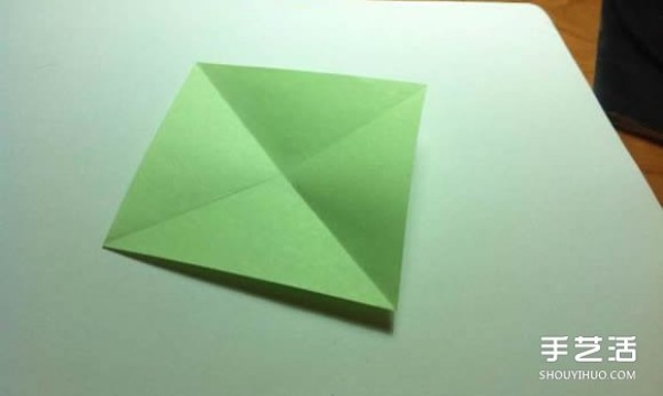 A piece of paper to fold a four-leaf clover, an illustration of the steps to fold a creative four-leaf clover