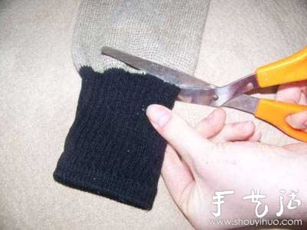 Renovation of old items: DIY old socks into fashionable wrist guards