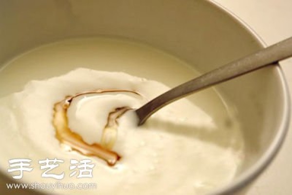 Homemade yogurt mask makes the skin soft and delicate