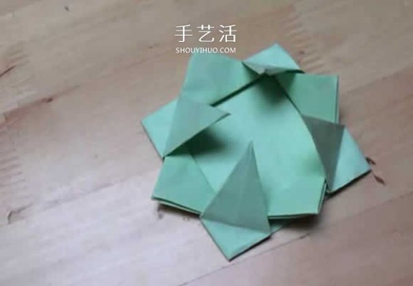 How to fold a spinning paper top with a simple flower-shaped top origami tutorial