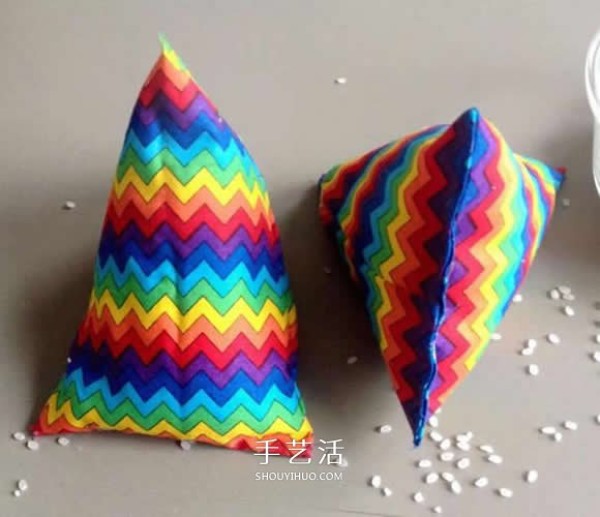 How to make non-woven bookends: handmade fabric triangular bookends