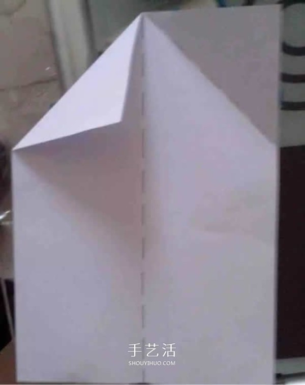 The simplest way to fold a paper airplane, a simple tutorial for toddlers to make an origami airplane