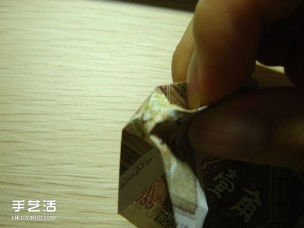 Paper money origami camera illustration and a detailed explanation of how to fold a dollar bill into a camera