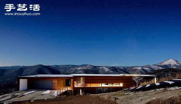 The rocky valley villa in the western United States enjoys the feeling of being covered by the blue sky