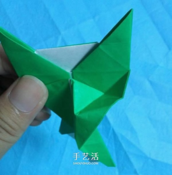 Step-by-step diagram of origami for a handmade kitten. Illustration of how to fold a cute kitten