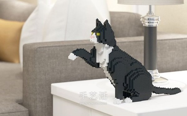 Pictures of DIY three-dimensional cat models using mini Lego blocks