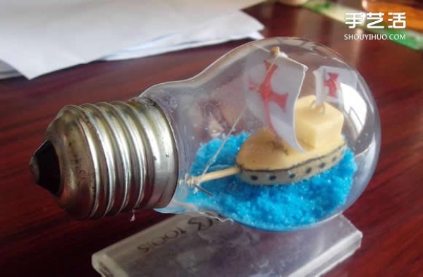 Super simple creative synthesis tutorial of the small world pirate ship in the light bulb