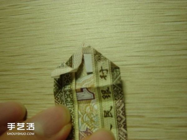 Paper money origami camera illustration and a detailed explanation of how to fold a dollar bill into a camera