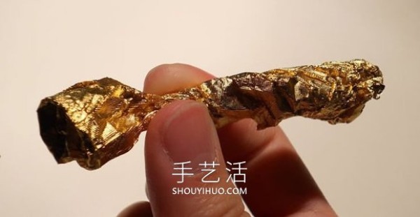 Tutorial on how to make hand-made golden roses from chocolate wrapping paper