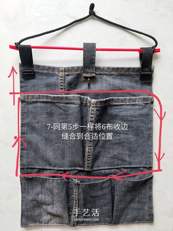 Illustration of a DIY method to make a wall-mounted storage bag from waste jeans