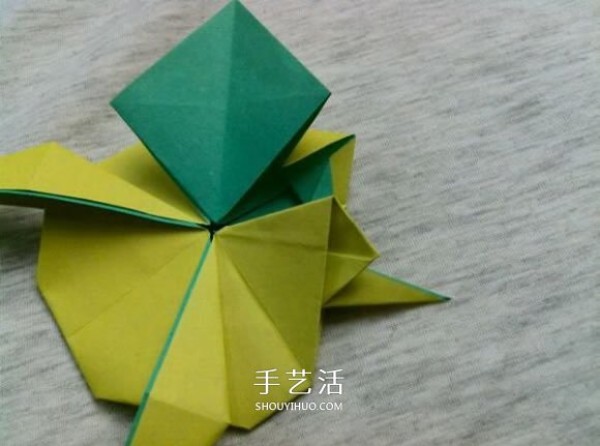 Three-dimensional frog origami step-by-step diagram, complicated methods and pictures of folding a frog