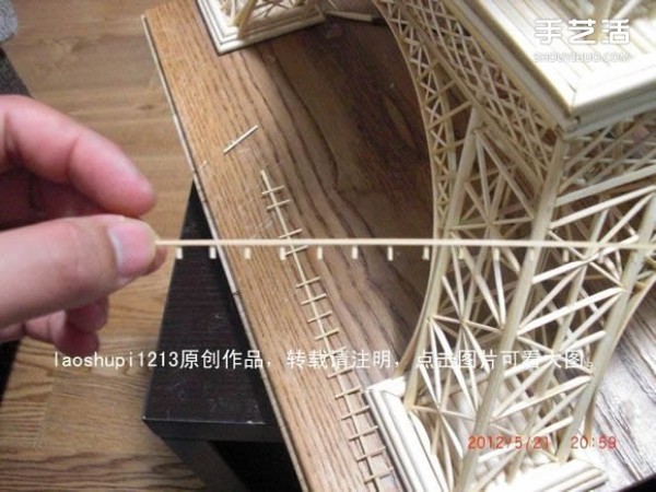 A detailed illustrated tutorial on making a model of the Eiffel Tower using chopsticks and bamboo skewers