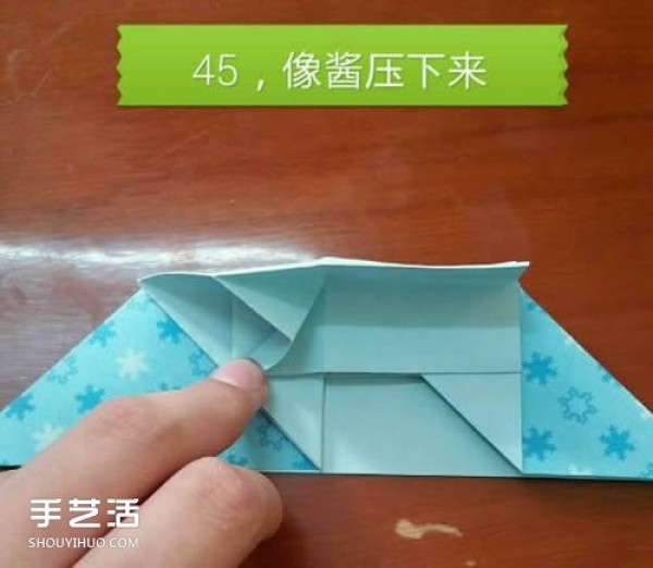 Illustrations on how to fold a butterfly flying into a heart, step-by-step instructions on origami with a butterflys heart shape