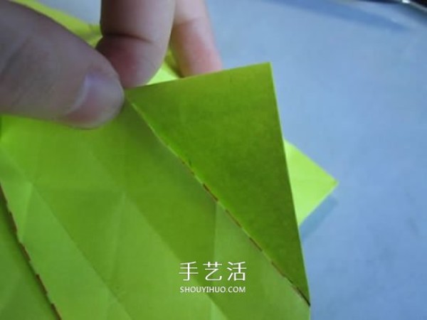 The origami illustration of the original paper rose is very detailed